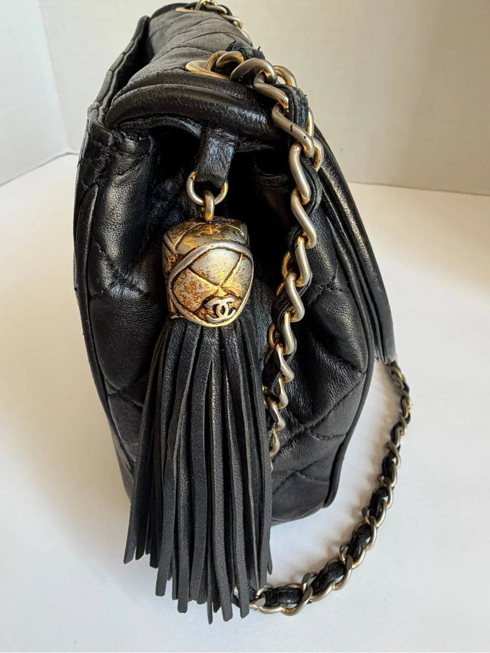 CHANEL Black Quilted Lambskin Shoulder Bag with Gold Chain